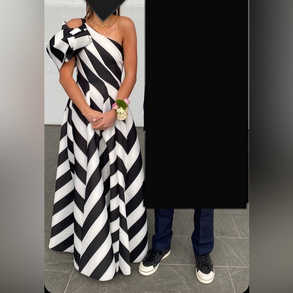 ASOS DESIGN prom off shoulder godet maxi dress - Picture 2 of 5